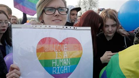 Russland Gesetz Gegen Homo Propaganda Soll Lgbtq Einschränken Sternde