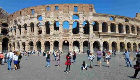 Roma Turista Incide Il Nome Della Ragazza Con Le Chiavi Colosseo
