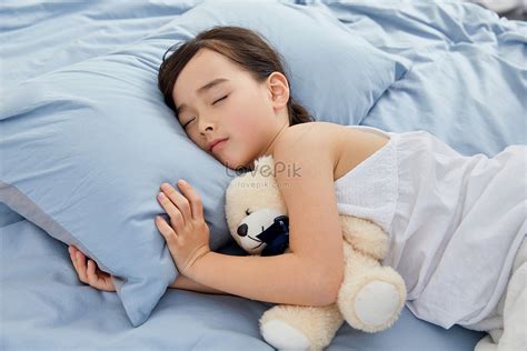 Niña Durmiendo En La Cama Foto Descarga Gratuita Hd Imagen De Foto