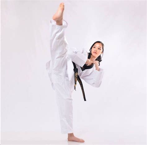 Pin By Johann3444 On Kicking Martial Arts Women Martial Arts Female Martial Artists