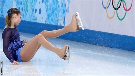 Sochi 2014 Skater Yuna Kim Leads But Yulia Lipnitskaya Falls Bbc Sport