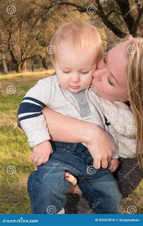 Madre E Hijo Foto De Archivo Imagen De Lindo Cara Afuera 85657810