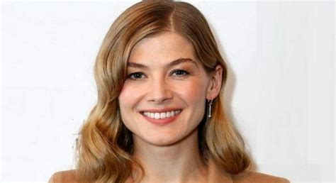 Rosamund Pike Body Measurements Height Weight Bra Size Shoe Size