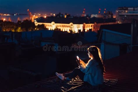 la femme s assied sur le dessus de toit dans la ville photo stock image du lifestyle visage