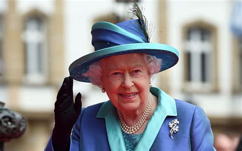 Video Cheering Crowd Welcomes Queen And Prince Philip To Frankfurt Telegraph
