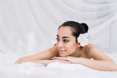 Femme Recevant Un Massage Relaxant Dans Un Spa Photo Gratuite