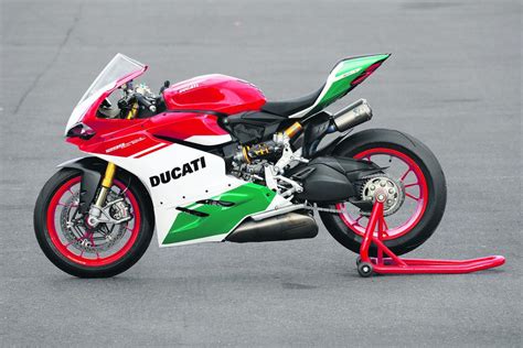 Ducati unveiled the 959 panigale special edition comes with premium items. DUCATI 1299 PANIGALE R Final Edition (2017-on) Review | MCN