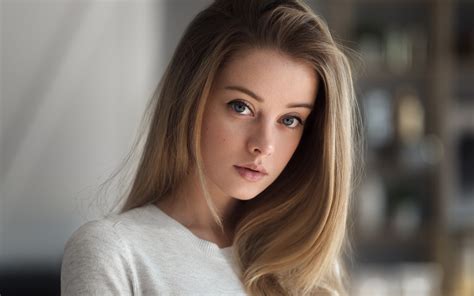 Blue Eyed Long Haired Maria Zhgenti Russian Blonde Model Girl Wallpaper