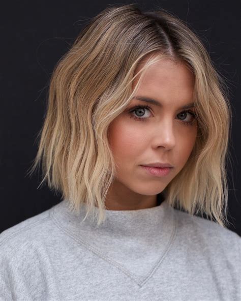 This is flattering to any face shape so why not try this one next time you have your hair cut. 10 Easy Wavy Bob Hairstyles with Balayage - 2020 Female ...