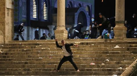 Palestinians Israel Police Clash At Al Aqsa Mosque Dozens Hurt