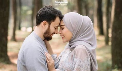 Foto prewedding hijab casual modern. 30+ Ide Baju Couple Prewedding Casual - Ide Baju Couple