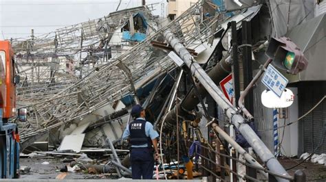 La tierra con contumacia ha hecho valer sus razones, demostrando a las naciones su tremenda ineficacia. Al menos 8 muertos en un terremoto en Japón tras el tifón ...