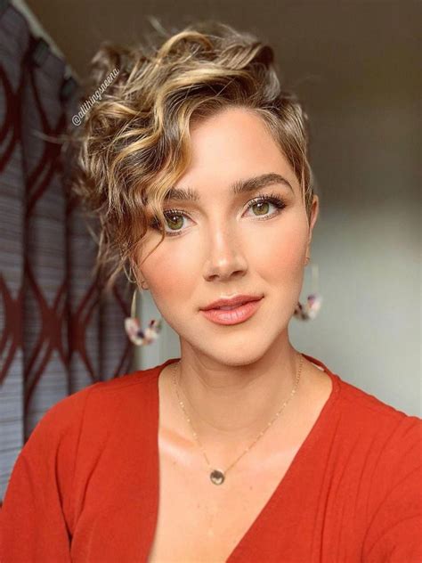 Insider trick by playing with different textures, pixie like anne hathaway's make for endless styling possibilities. 67 Pixie Hairstyles and Haircuts in 2019 | Short hair highlights, Curly pixie haircuts, Hair ...