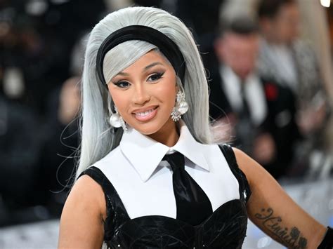 “dont Forget Shes Hood” Fans Laud Cardi B For Attacking Fan With Mic