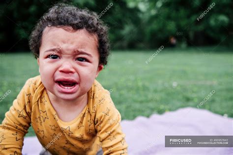 Lindo Bebé Llorando En El Parque — Niños Enojado Stock Photo