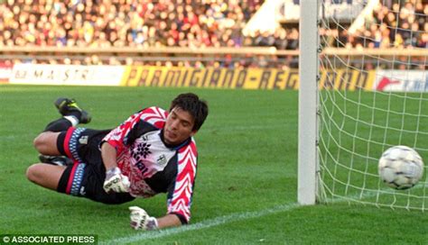 Ed è giusto farlo scegliere. How Gianluigi Buffon kept an AC Milan side with Marco van ...