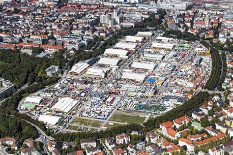 München Von Oben Aufbauarbeiten Auf Dem Festgelände Des Münchener