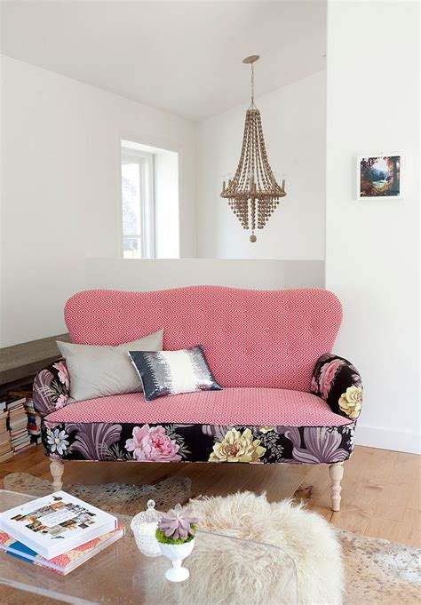 Round rugs symbolize spirituality and peace, according to ancient chinese feng shui design masters. 20 Classy and Cheerful Pink Living Rooms