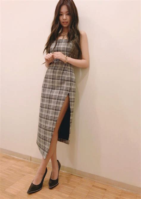A major music show held in south korea, blackpink won 2 awards. BLACKPINK Jennie Spotted Wearing Sexy Split Dress - Koreaboo