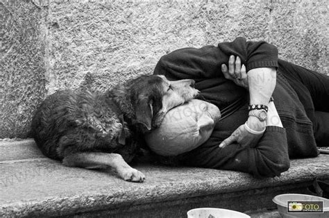 35 Heartwarming Photographs Of Homeless People With Their Dogs With