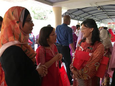 .kemudian negeri atap langit berhasil membangun suatu pemerintahan, tetapi yang pejabatnya diangkat dari penduduk setempat, sehingga kemapanan kulemparkan ikatan mata uang perak itu, yang segera berserak di atas tanah. JEMPUTAN DARIPADA PEJABAT PENDIDIKAN NEGERI WILAYAH ...