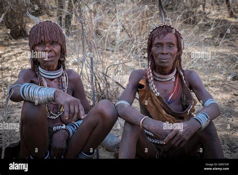 Zwei Frauen Des Stammes Hamer Das Omo Tal In Äthiopien Mit Geflochtenen