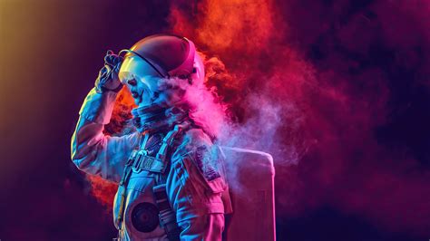 Astronauta Entre Humo De Colores Fondo De Pantalla 4k Ultra Hd Id6222