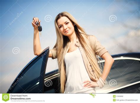 Dziewczyna Z Samochodu Kluczem Zdjęcie Stock Obraz Złożonej Z Sprzedaż Twarz 31003692