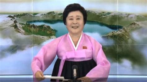 Corea Del Nord Chi è La Donna Vestita Di Rosa Della Tv Di Stato Tpi