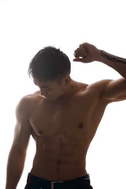 Silueta de hombre musculoso asiático en el interior Foto Premium