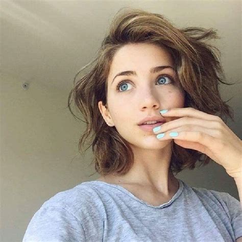 Emily Rudd Five And Half Hot Facts For You Wavy Bob Hairstyles Short Hair Styles Bob