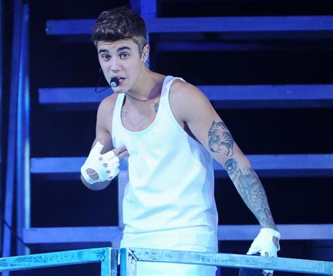 new york fashion week justin bieber strips crowd boos