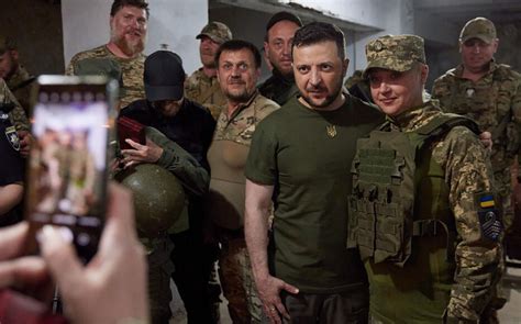 guerre en ukraine volodymyr zelensky se rend sur le front sud autre enjeu du conflit le