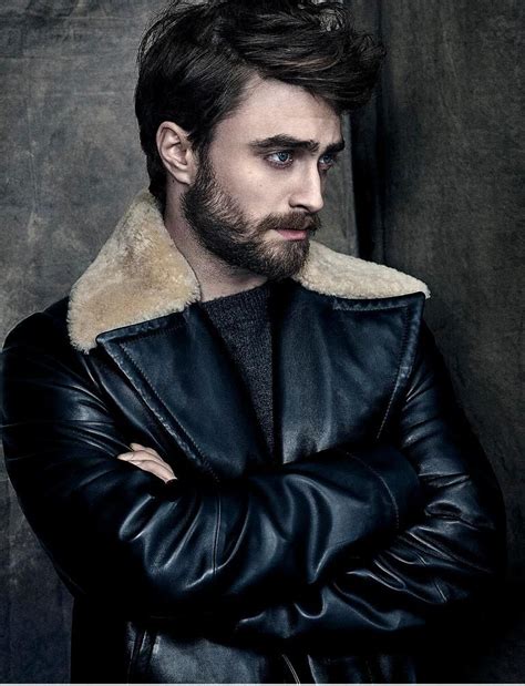 A Bearded Daniel Radcliffe In A Leather Jacket Hombres Famosos