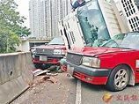 三車相撞貨車翻側 空姐的哥險死 - 香港文匯報