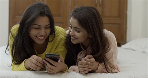 Primer Plano De Una Feliz Pareja De Lesbianas Indias Foto De Stock Y