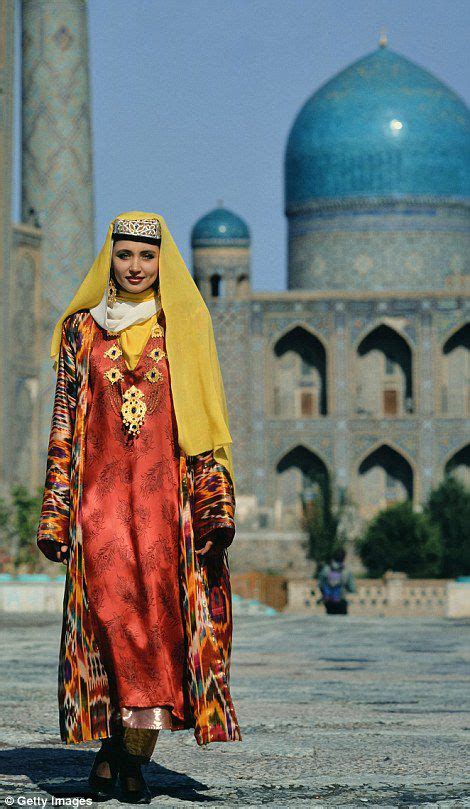 Uzbek National Dress Of The Bride In 2020 Modestil Traditionelle Kleidung Traditionelle Kleider