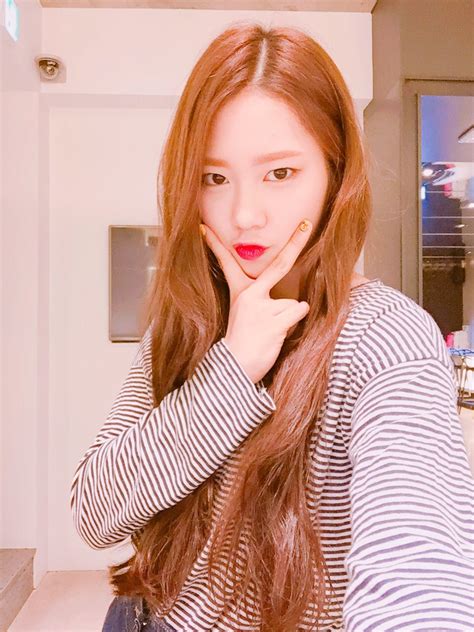 This Idol Updates Fans With 3 Beautiful Selcas Daily K Pop News