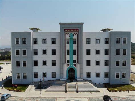 Yalova üniversitesi, 31 mayıs 2008 tarih ve 26892 sayılı resmi gazete'de yayımlanmış kanuna göre yalova ilinde kurulması kararlaştırılmıştır. Yalova Üniversitesi Yeni Fakülteler İçin Harekete Geçti