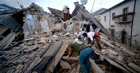 Von einer sekunde auf die andere fallen dann häuser ein und straßen werden aufgerissen. Schweres Erdbeben in Italien