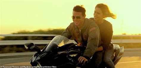 Tom Cruise Looks As Youthful As Ever As He Reprises Role In Top Gun Sequel Daily Mail Online
