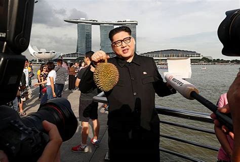 Contextual translation of bersinar sinar into english. Warga Singapura terkejut 'Kim Jong Un' muncul bersiar-siar ...
