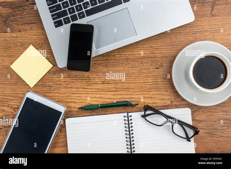 Laptop Handy Und Tablet Mit Notebook Und Eine Tasse Kaffee Auf Dem