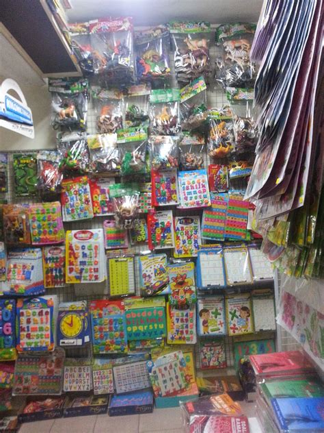 Paling best, semua barangan di kedai tersebut berharga rm2. Kedai buku murah dan banyak pilihan di Shah Alam