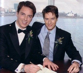 Полное имя — джон скотт барроумен (john scot barrowman). Couple particuler:John Barrowman et Scott Gill