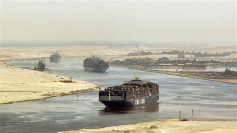 Суэцкий канал, один из важнейших в мире искусственных водных путей; Морские грузовые перевозки через Суэцкий канал продолжают ...