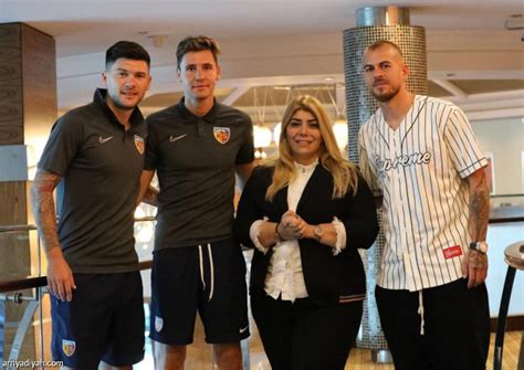 وقعت إدارة الهلال مع اللاعب حمد اليامي (ظهير أيمن) القادم من نادي القادسية، ذلك لمدة 4 أعوام، تبدأ من الموسم الرياضي المقبل. القادسية يصعد.. ويشكو ألبيك إلى فيفا | صحيفة الرياضية