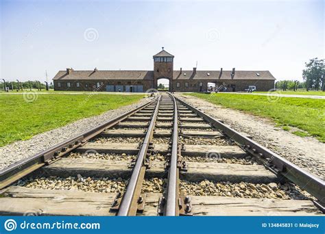 Per non dimenticare campi di concentramento. Ferrovia Che Conduce All'entrata Principale Del Campo Di ...