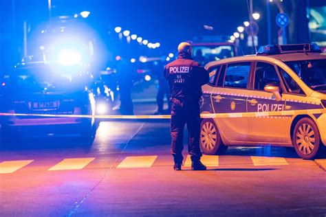 Dem täter wurde in 2019 der status als flüchtling aberkannt, da er mehrere straftaten begangen hat. Tödliche Messerattacke auf zwei Touristen in Dresden - Täter festgenommen! Hatte die Tat ...