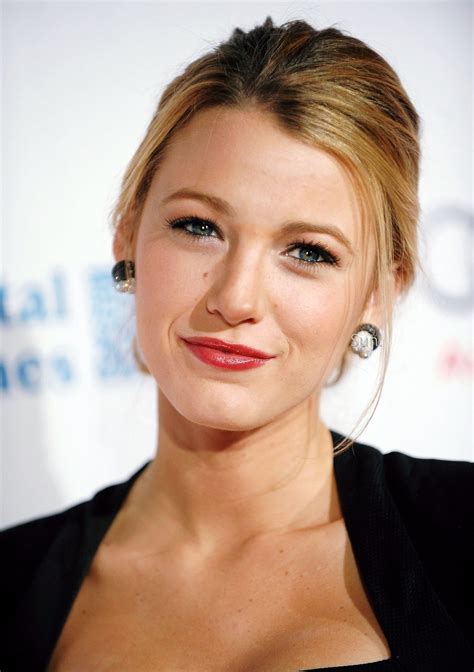 Blake Lively Looking Pretty With Simple Hair And Red Lip Blake Lively